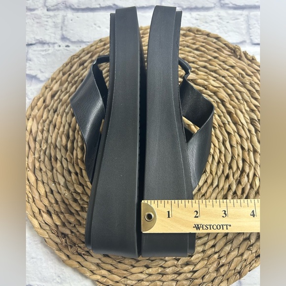 Steve Madden Black Leather Platform Sandals/Flip Flops. - Picture 7 of 10